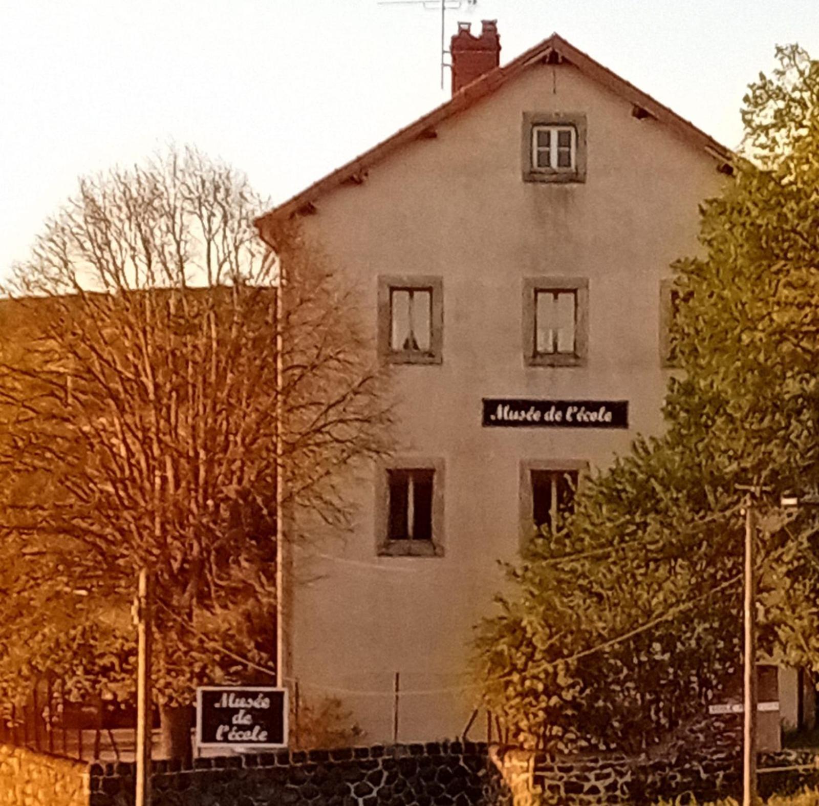 Gite Et Chambres D'Hotes Du Musee Ecole Le Monastier sur Gazeille Esterno foto